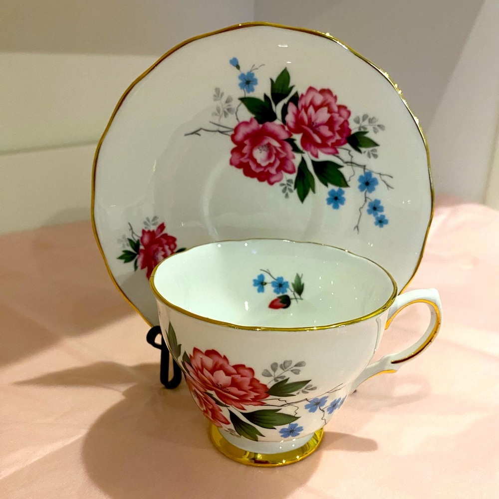 EUC Vtg Colclough Bone China Teacup and Saucer Pink and Blue Floral Pattern 8173